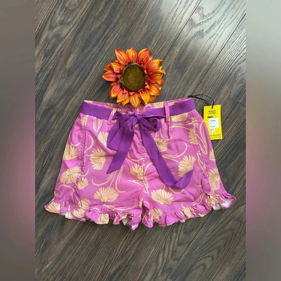 🦋B2G1🦋UNIQUE VINTAGE SMILEY Pink Floral Smiley Faced Belted Shorts NWT - Picture 4 of 8